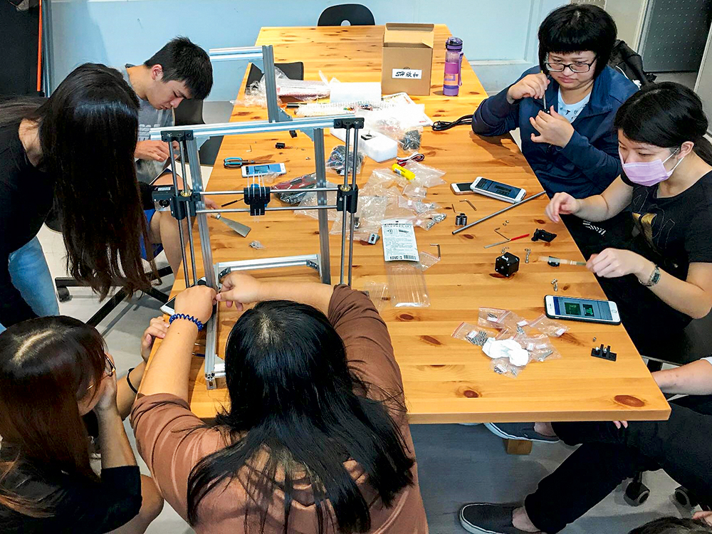同學們組裝3D列印機台與機台實作