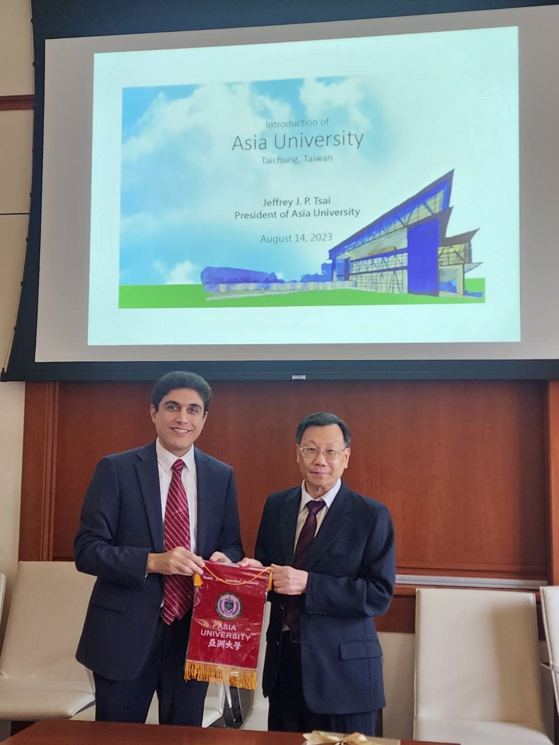 圖為亞大校長蔡進發（右）參訪美國哈佛大學國際遺傳疾病中心，與該中心創辦主任Alireza Haghighi會面。