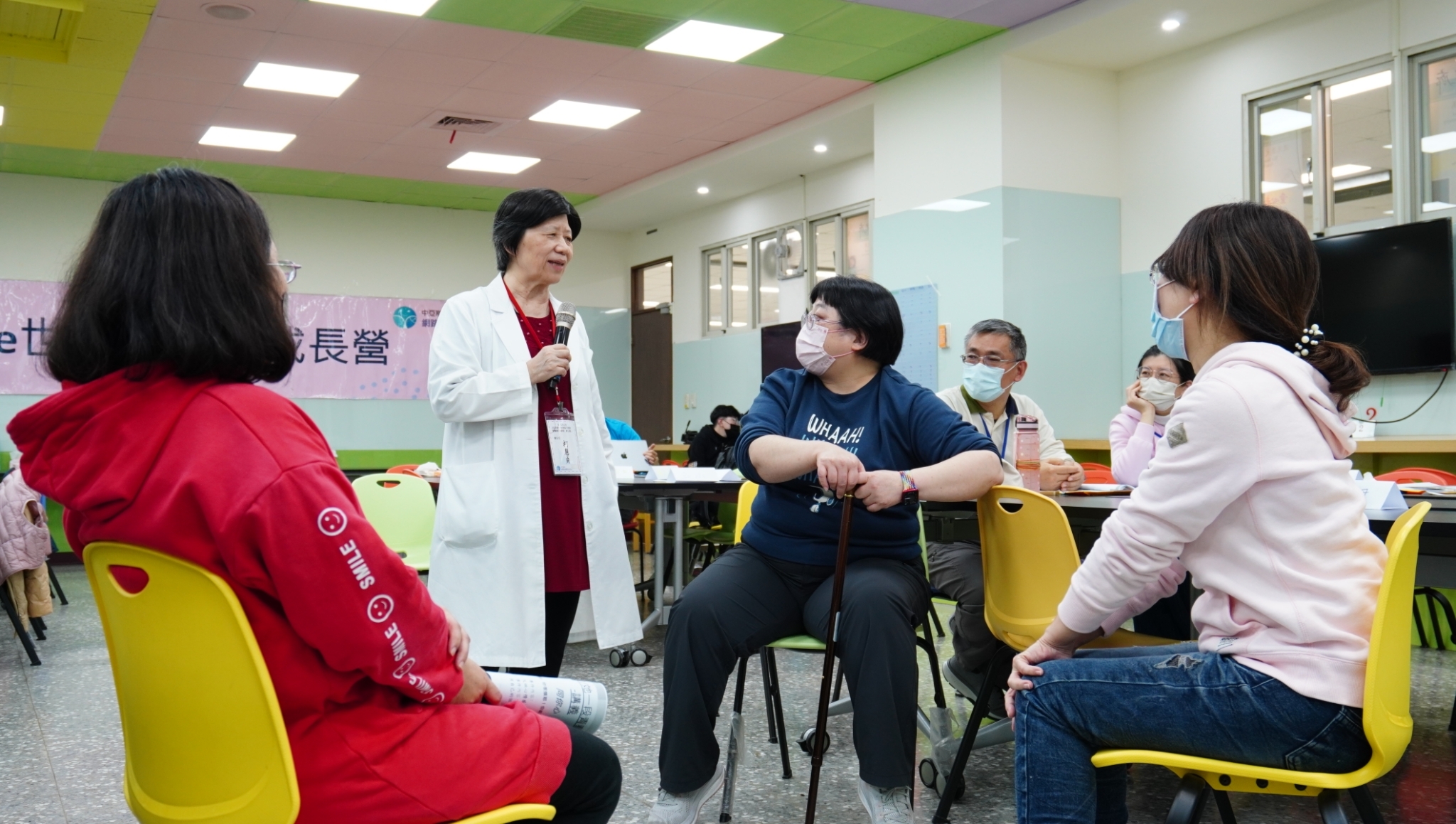 圖為亞大副校長柯慧貞(左2)，在「親子溝通」實際演練課程，引導家長學習同理心、三明治溝通技巧。